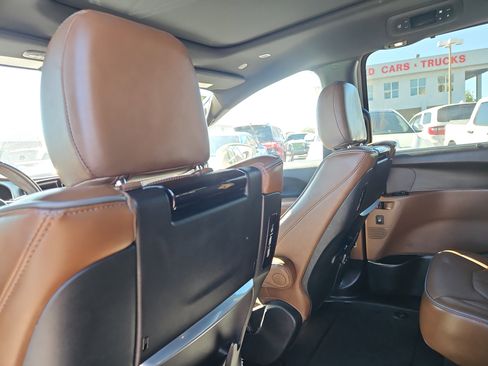 Used 2021 Chrysler Pacifica Limited w/ Uconnect Theater Family Group image 9