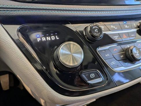 Used 2017 Chrysler Pacifica Platinum image 13