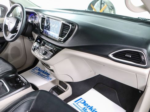 Used 2022 Chrysler Pacifica Touring-L image 27