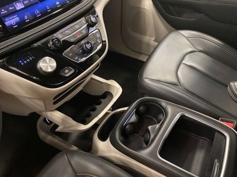 Used 2023 Chrysler Pacifica Touring-L FWD image 15