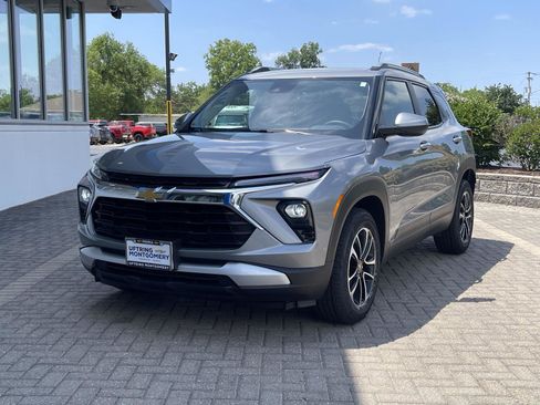 Used 2025 Chevrolet TrailBlazer LT w/ LT Cold Weather Package FWD image 1
