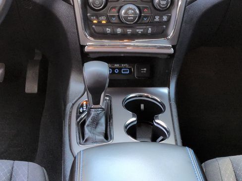 Used 2019 Jeep Grand Cherokee Laredo AWD/4WD image 19