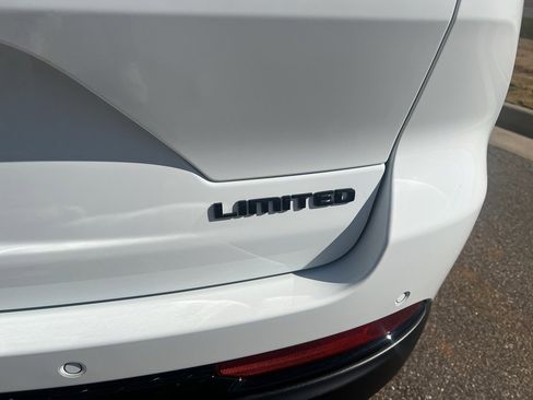 New 2025 Jeep Grand Cherokee Limited w/ Luxury Tech Group II AWD/4WD image 4