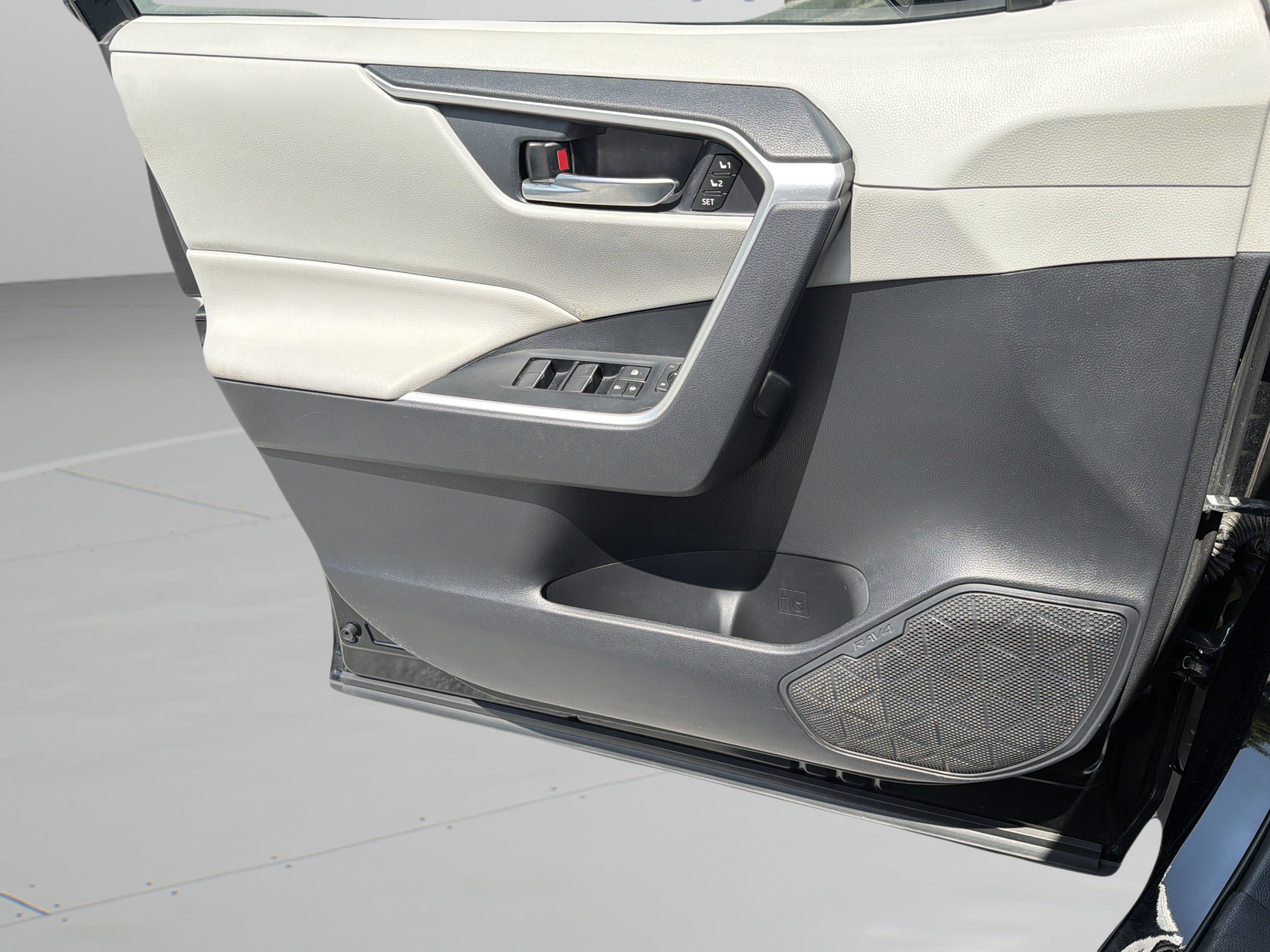 Used 2019 Toyota RAV4 XLE Premium w/ Cold Weather Package FWD image 20