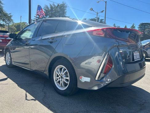 Used 2017 Toyota Prius Prime Premium image 5