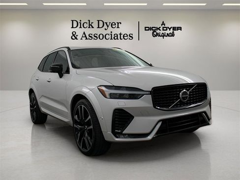 Certified 2023 Volvo XC60 B5 Ultimate w/ Climate Package image 9