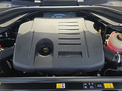 Certified 2025 Land Rover Range Rover SE image 32