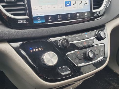 Certified 2024 Chrysler Pacifica Touring-L image 11