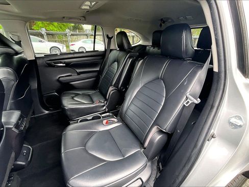 Used 2022 Toyota Highlander XLE AWD/4WD image 25
