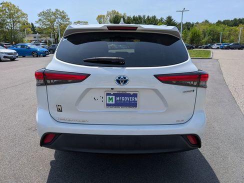 Used 2022 Toyota Highlander XLE AWD/4WD image 4