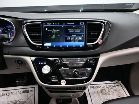 Used 2024 Chrysler Pacifica Touring-L image 17