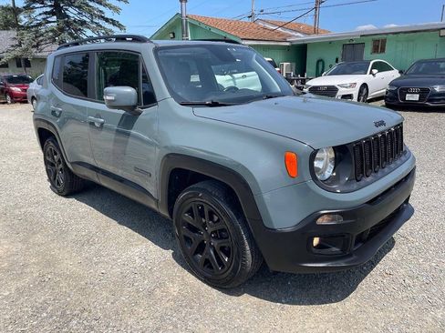Used 2018 Jeep Renegade Altitude w/ UConnect 8.4 Nav Group AWD/4WD image 4