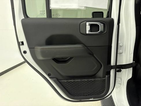 Used 2021 Jeep Wrangler Unlimited Sahara AWD/4WD image 28