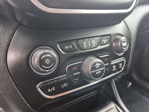 Used 2019 Jeep Cherokee Trailhawk w/ Cold Weather Group image 23