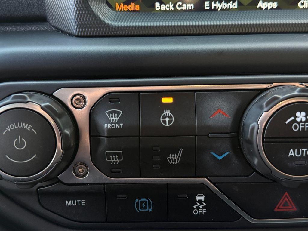 Used 2022 Jeep Wrangler Unlimited Sahara w/ Cold Weather Group AWD/4WD image 20