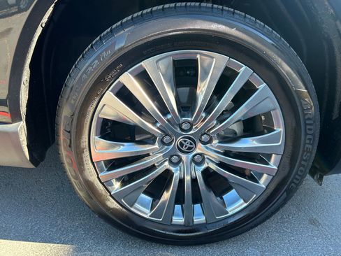 Used 2024 Toyota Venza Limited image 29