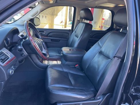 Used 2011 Cadillac Escalade Luxury image 14