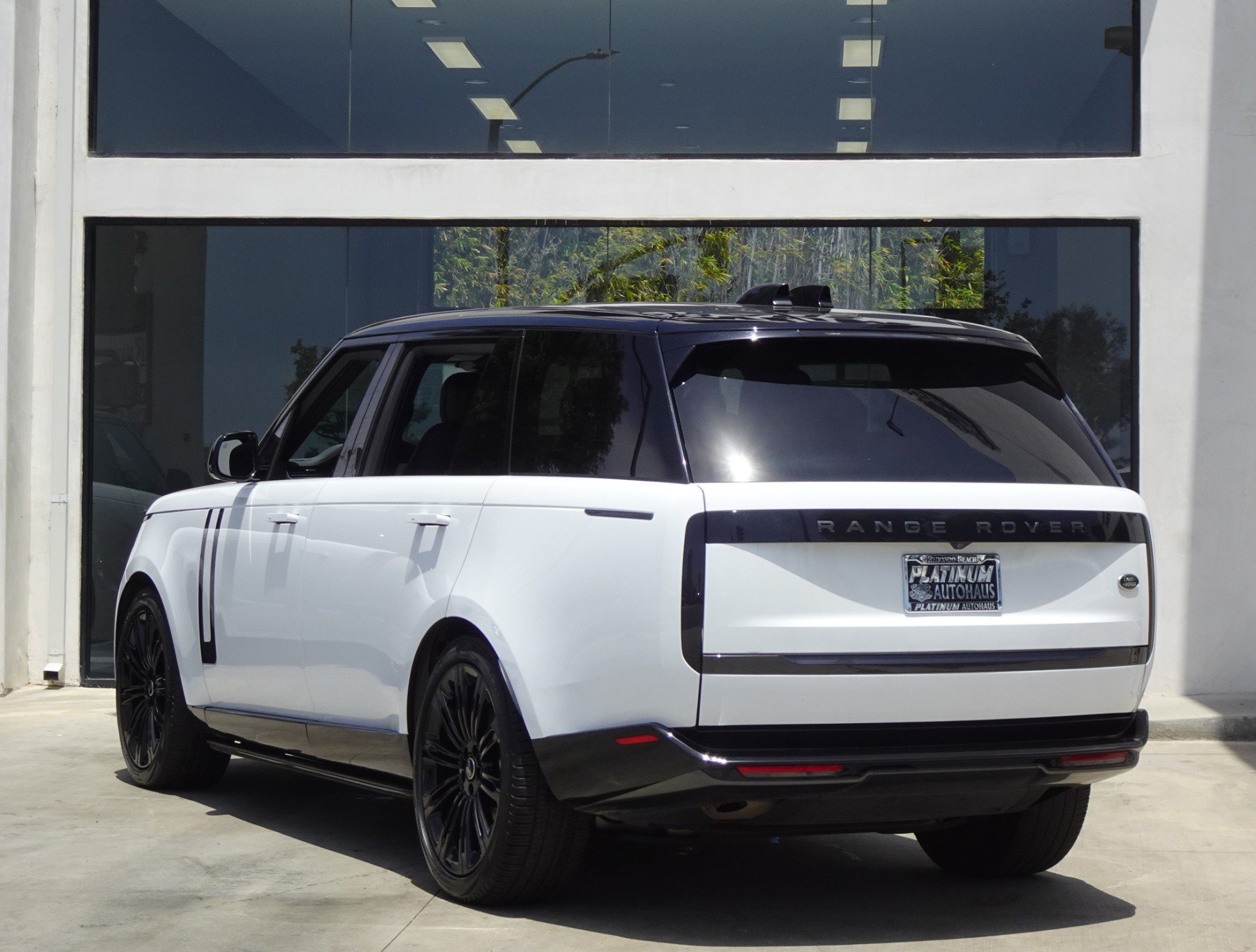 Used 2023 Land Rover Range Rover Long Wheelbase SE AWD/4WD image 4