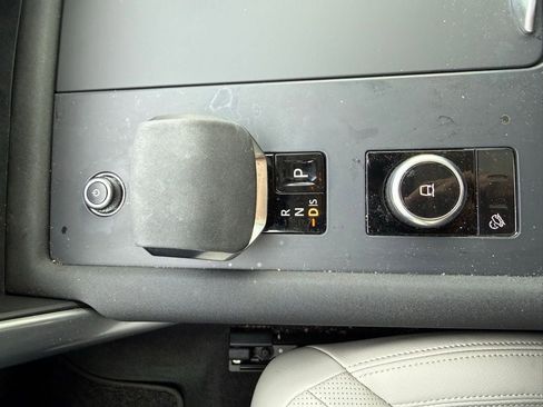 Used 2024 Land Rover Discovery S image 36