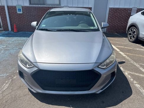 Used 2017 Hyundai Elantra SE FWD image 2