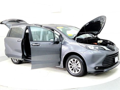 Used 2025 Toyota Sienna XLE w/ XLE Plus Package image 12
