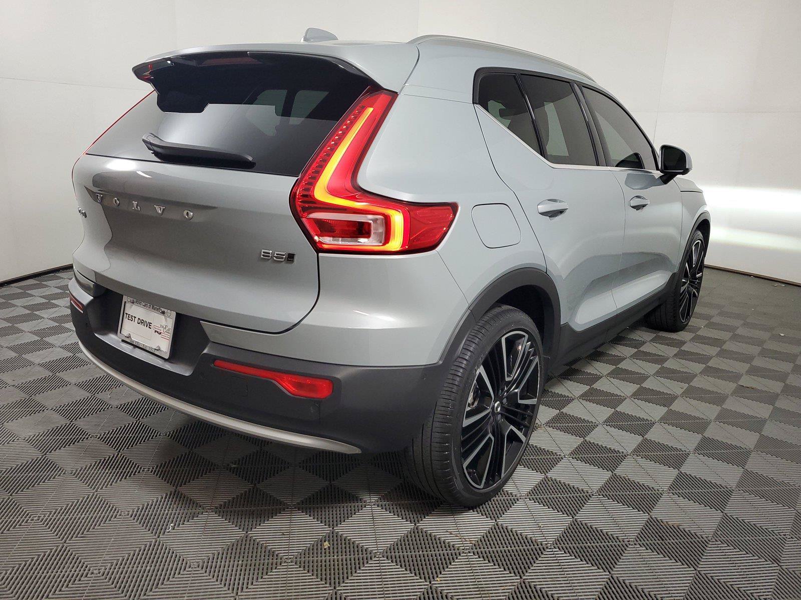 Used 2024 Volvo XC40 B5 Ultimate w/ Protection Package Premier AWD/4WD image 6