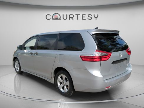 Used 2020 Toyota Sienna L FWD image 5
