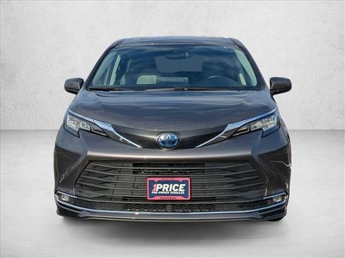 Used 2021 Toyota Sienna XLE image 2