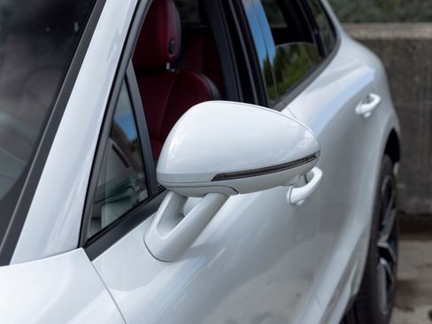 Certified 2025 Porsche Macan AWD/4WD image 17