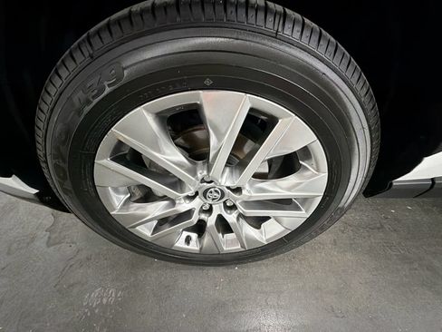 Used 2020 Toyota RAV4 XLE FWD image 31