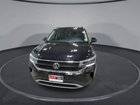 Used 2023 Volkswagen Taos SE w/ Panoramic Sunroof Package image 3