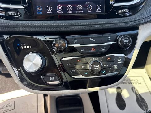 Used 2018 Chrysler Pacifica Limited FWD image 33
