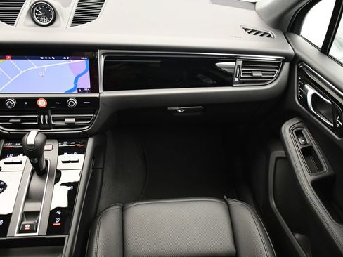 Certified 2025 Porsche Macan AWD/4WD image 24