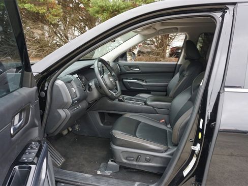 Used 2024 Nissan Pathfinder SL w/ SL Premium Package image 2