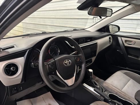 Used 2018 Toyota Corolla LE FWD image 12