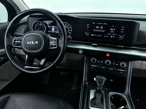 Certified 2024 Kia Carnival LX image 3