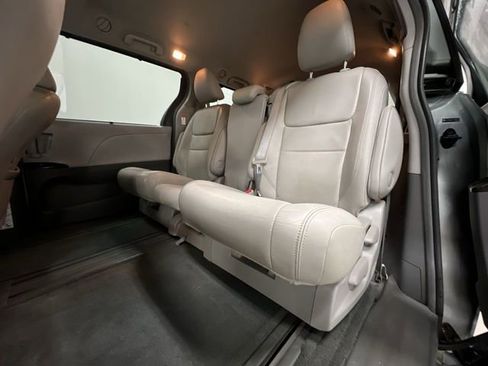 Used 2015 Toyota Sienna XLE image 24