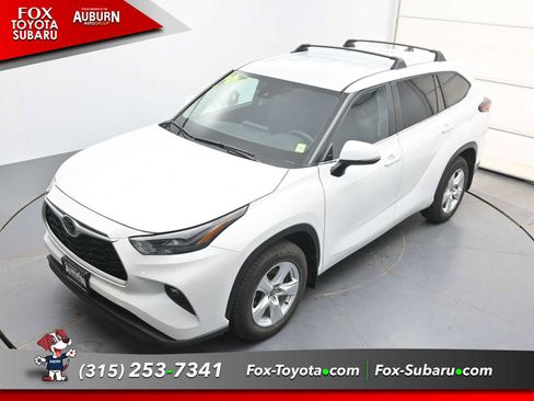 Used 2025 Toyota Highlander LE FWD image 30