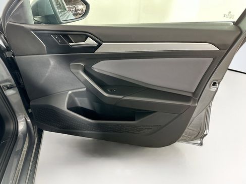 Used 2025 Volkswagen Jetta SE image 31