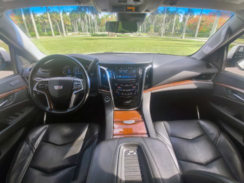 Used 2018 Cadillac Escalade ESV Premium Luxury AWD/4WD image 10