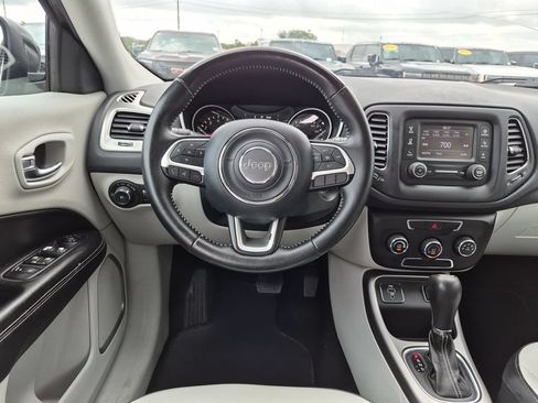 Used 2018 Jeep Compass Latitude FWD image 31