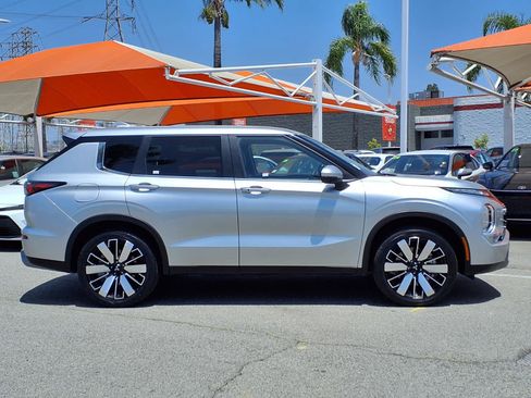 Used 2025 Mitsubishi Outlander SE AWD/4WD image 3