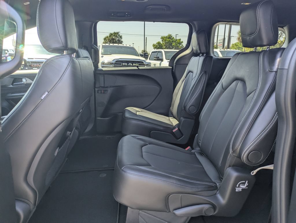 New 2026 Chrysler Pacifica Select w/ S Appearance Package FWD image 15
