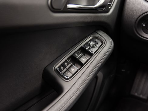 Certified 2026 Porsche Macan AWD/4WD image 21