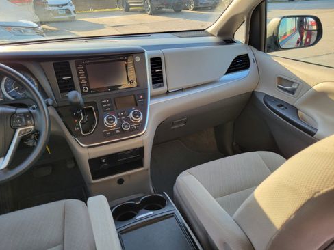 Used 2018 Toyota Sienna LE w/ Carpet Mat Package FWD image 28
