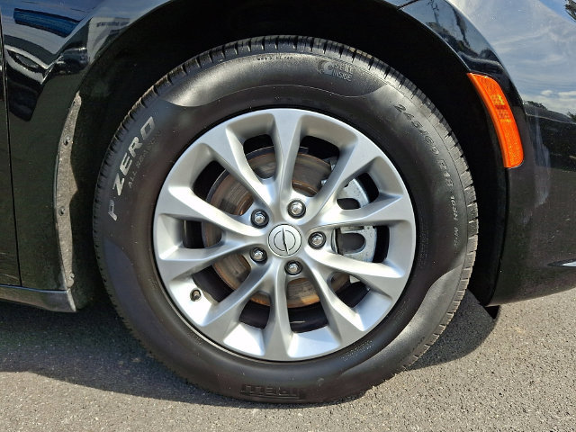 Used 2026 Chrysler Pacifica Limited FWD image 9