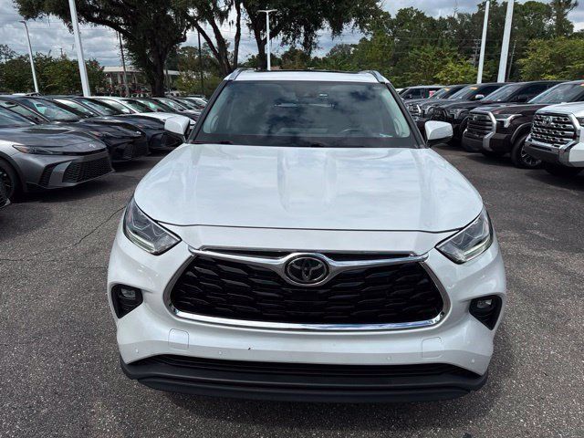 Used 2023 Toyota Highlander Limited FWD image 2