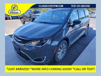 Used 2017 Chrysler Pacifica Touring-L FWD 360° Tour
