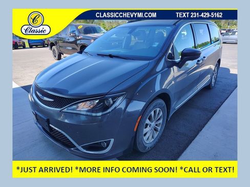 Used 2017 Chrysler Pacifica Touring-L FWD image 1