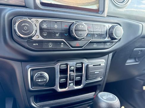 Used 2022 Jeep Wrangler Unlimited Sahara w/ Cold Weather Group AWD/4WD image 19